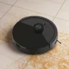 Hoover HG4 robotdammsugare som plockar upp smulor på kakelgolv