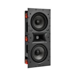 JBL Studio 6 88LCR inbyggnadshögtalare sedd snett framifrån utan galler med två 8-tums baselement
