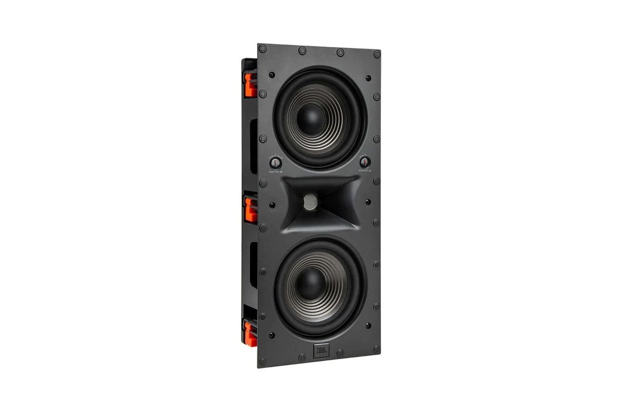 JBL Studio 6 88LCR inbyggnadshögtalare sedd snett framifrån utan galler med två 8-tums baselement