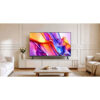 Panasonic 32 tums TV TB-32S40CEZS placerad på ett tv-bord i ett vardagsrum