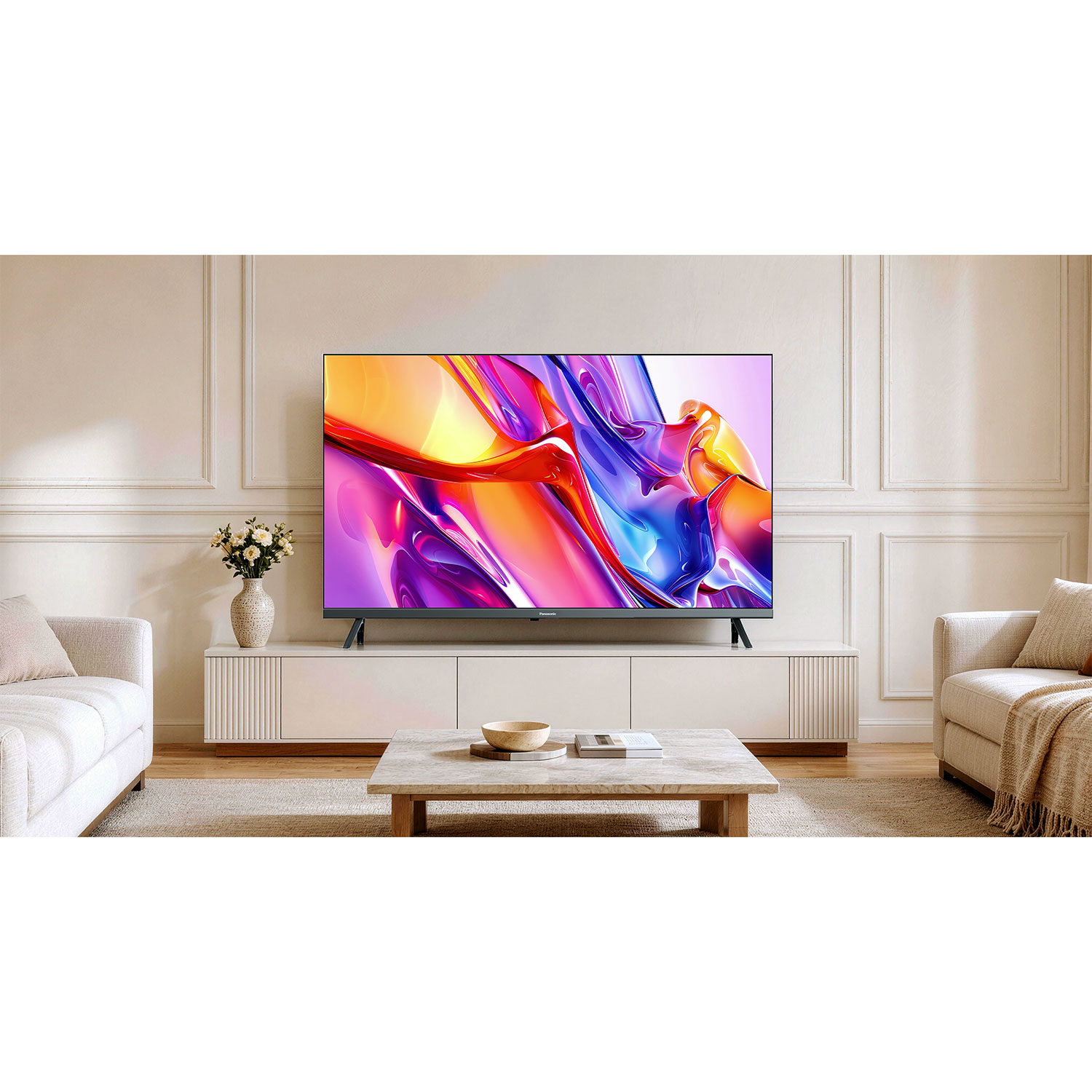 Panasonic 32 tums TV TB-32S40CEZS placerad på ett tv-bord i ett vardagsrum