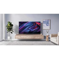 Panasonic 55 tums TV TV-55W83CE6S placerad på en tv-bänk i ett vardagsrum