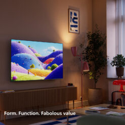 Philips 55PUS7001 placerad på en tv-bänk i ett vardagsrum