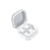 Samsung Galaxy Buds4 Pro vit hörlurar i öppet laddningsfodral sett snett uppifrån