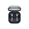 Samsung Galaxy Buds4 svart hörlurar i öppet laddningsfodral
