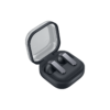 Samsung Galaxy Buds4 svart hörlurar i öppet laddningsfodral sett snett uppifrån