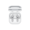 Samsung Galaxy Buds4 vit hörlurar i öppet laddningsfodral