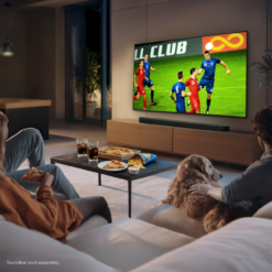 Samsung QN80H Neo QLED TV i vardagsrum med sportsändning