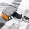 Technaxx TX-205 kraftpaket som laddar en mobiltelefon och en bärbar dator utomhus