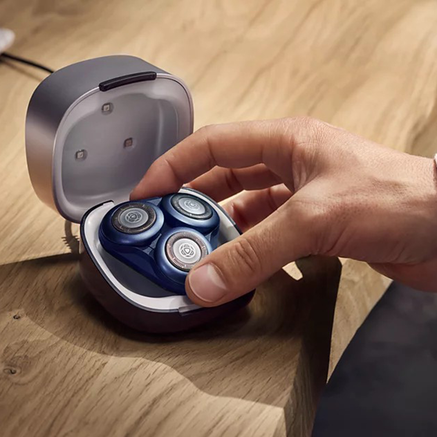 Philips Shaving UV Cube UVC10/00 – Rakapparaten placeras i UV Cube