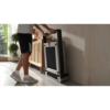 Hopfällt Xiaomi WalkingPad X23 löpband förvarat stående mot en vägg i hemmet